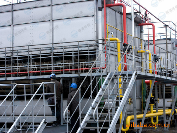 Evaporative condenser and closed cooling tower